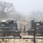 Soldados estadounidenses junto a un sistema múltiple de lanzamisiles MLRS desplegado para unas maniobras cerca de la zona desmilitarizada en Paju, en la provincia de Gyeonggi-do (Corea del Sur)