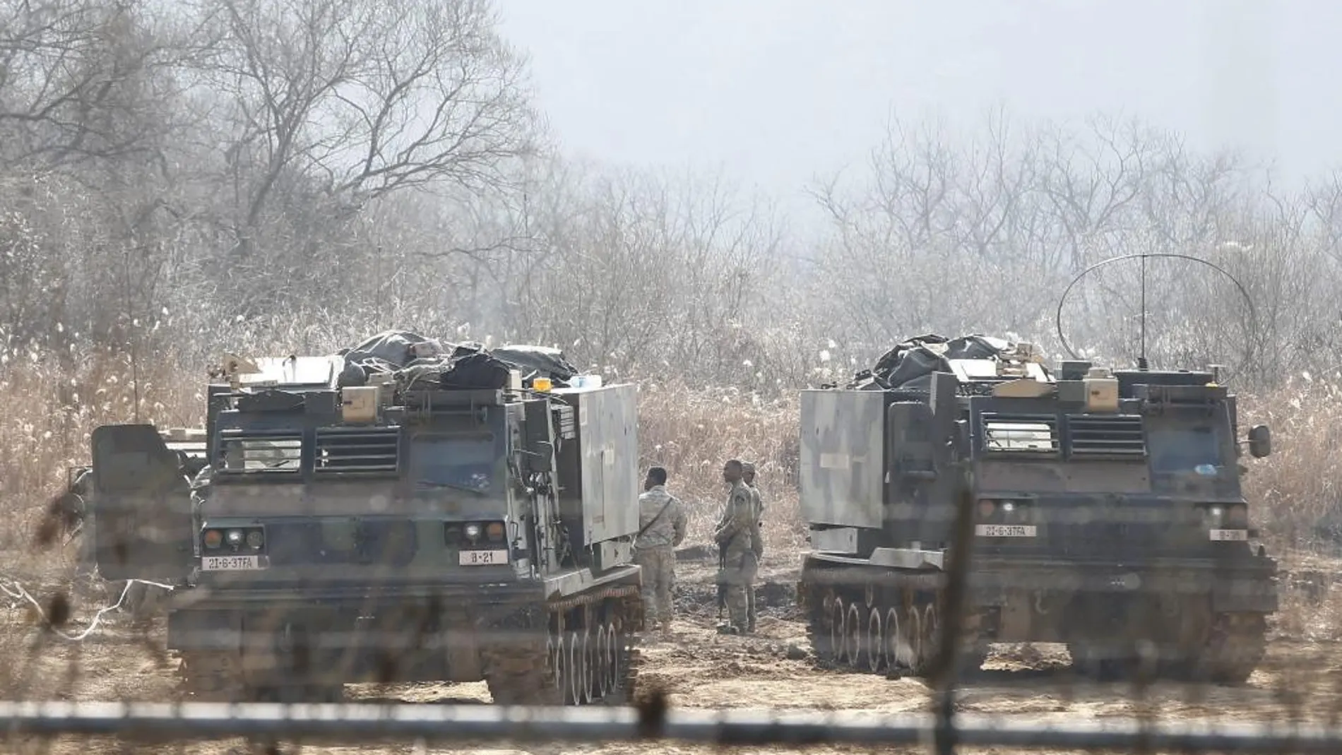 Soldados estadounidenses junto a un sistema múltiple de lanzamisiles MLRS desplegado para unas maniobras cerca de la zona desmilitarizada en Paju, en la provincia de Gyeonggi-do (Corea del Sur)