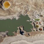 Imagen aérea del Mar Muerto, uno de los muchos amenazados por el cambio climático