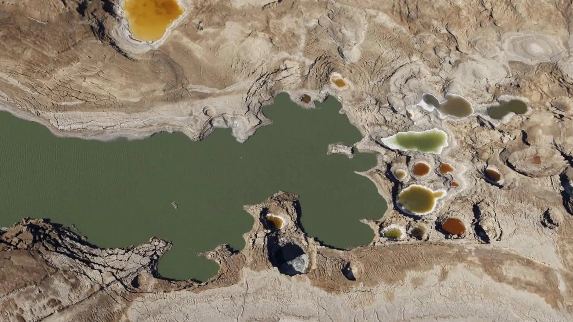 Imagen aérea del Mar Muerto, uno de los muchos amenazados por el cambio climático