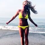 Britney Spears presume de figura haciendo piruetas en bikini en la playa