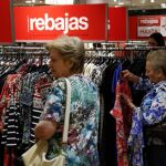 Inicio de las rebajas en un conocido gran comercio, hoy en Madrid.