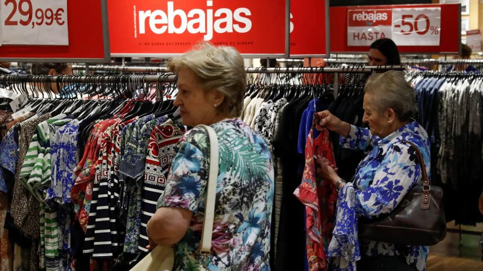 Inicio de las rebajas en un conocido gran comercio, hoy en Madrid.