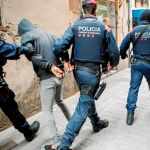 El macroperativo contra los narcopisos del Raval se ha saldado, por el momento, con un total de 58 detenidos, aunque la investigación no está cerrada