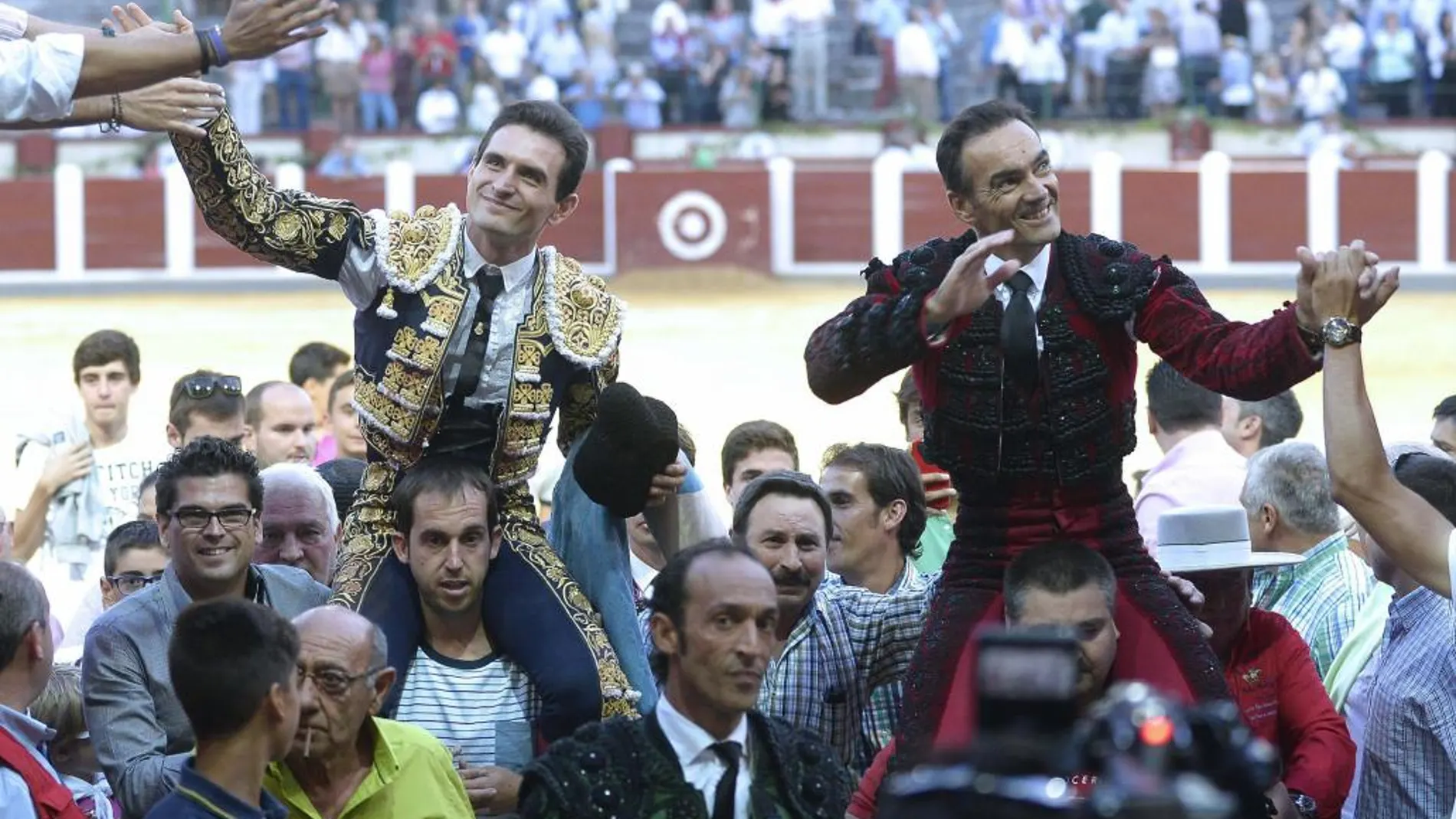 Los diestros Manuel Jess "El Cid"y José Miguel Pérez "Joselillo", salen a hombros en la cuarta corrida de la Feria de la Virgen de San Lorenzo de Valladolid