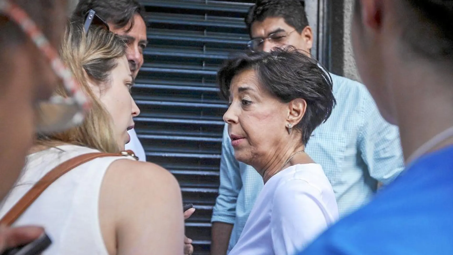Antonieta Mendoza charla con la Prensa a la entrada del domicilio de su hijo