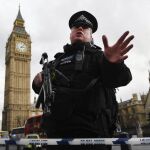 Un agente de policía británico permanece en guardia tras el tiroteo
