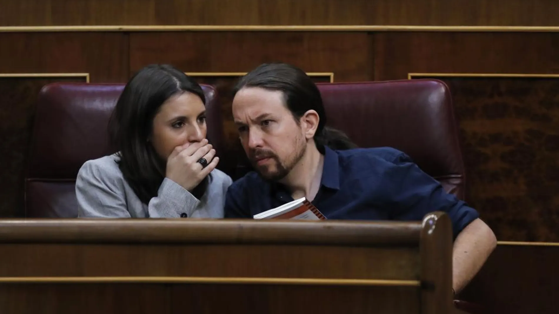 Pablo Iglesias e Irene Montero conversan durante la sesión de control al Gobierno, en el Congreso de los Diputados.