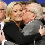 Marine Le Pen recibe la felicitación de su padre, en una imagen de archivo