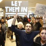 Manifestantes contra el veto de migratorio de Trump en el aeropuerto de Los Ángeles