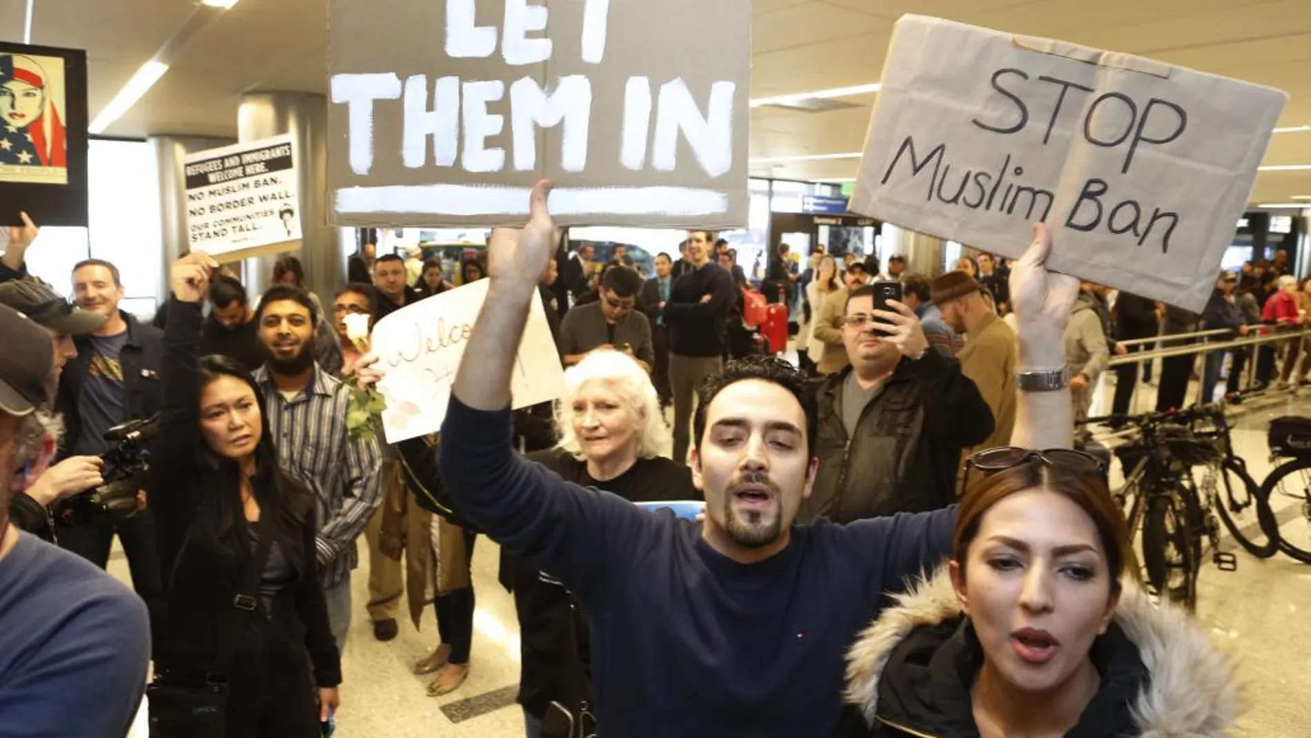 Manifestantes contra el veto de migratorio de Trump en el aeropuerto de Los Ángeles