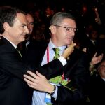 José Luis Rodríguez Zapatero abraza al alcalde de Madrid, Alberto Ruiz-Gallardón, tras conocerse la elección de la asamblea del Comité Olímpico Internacional (COI), de Río de Janeiro, para albergar los Juegos límpicos de 2016.