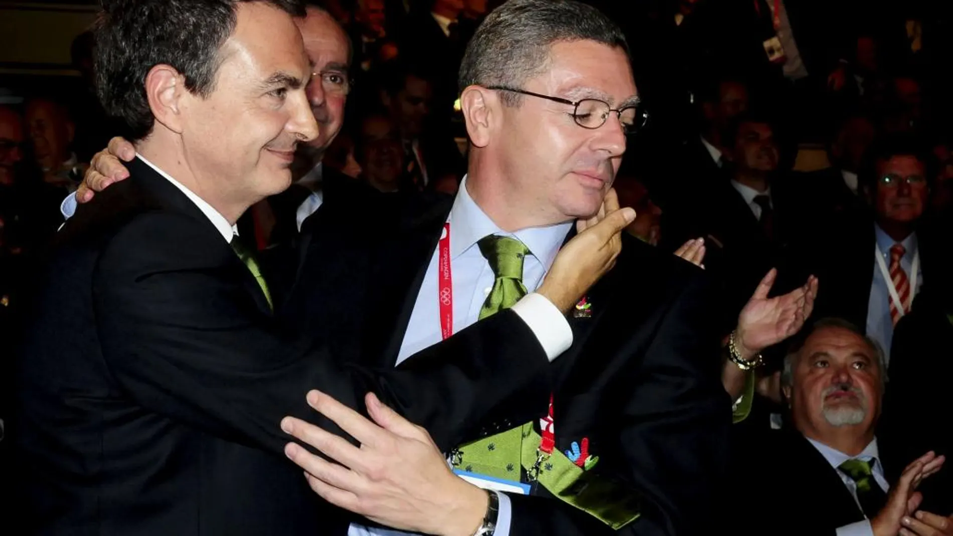 José Luis Rodríguez Zapatero abraza al alcalde de Madrid, Alberto Ruiz-Gallardón, tras conocerse la elección de la asamblea del Comité Olímpico Internacional (COI), de Río de Janeiro, para albergar los Juegos límpicos de 2016.