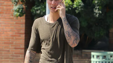 Justin Bieber se niega a sacarse una foto con una fan que llevaba 12 horas frente a su casa