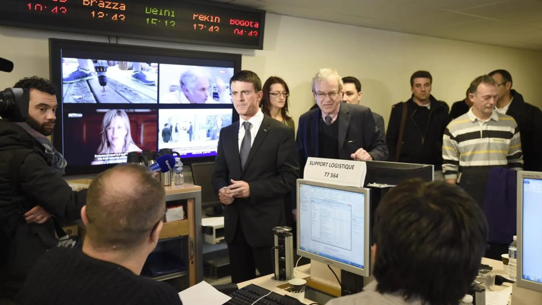 El primer ministro galo, Manuel Valls, visita el «centro de crisis» en París