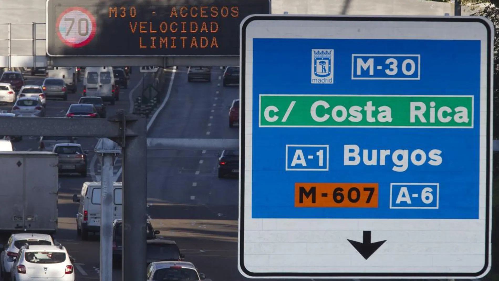 Los carteles avisan de la restricciones de velocidad