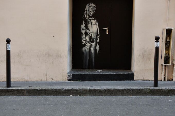 Puerta de emergencia del teatro Bataclan con la obra de Banksy