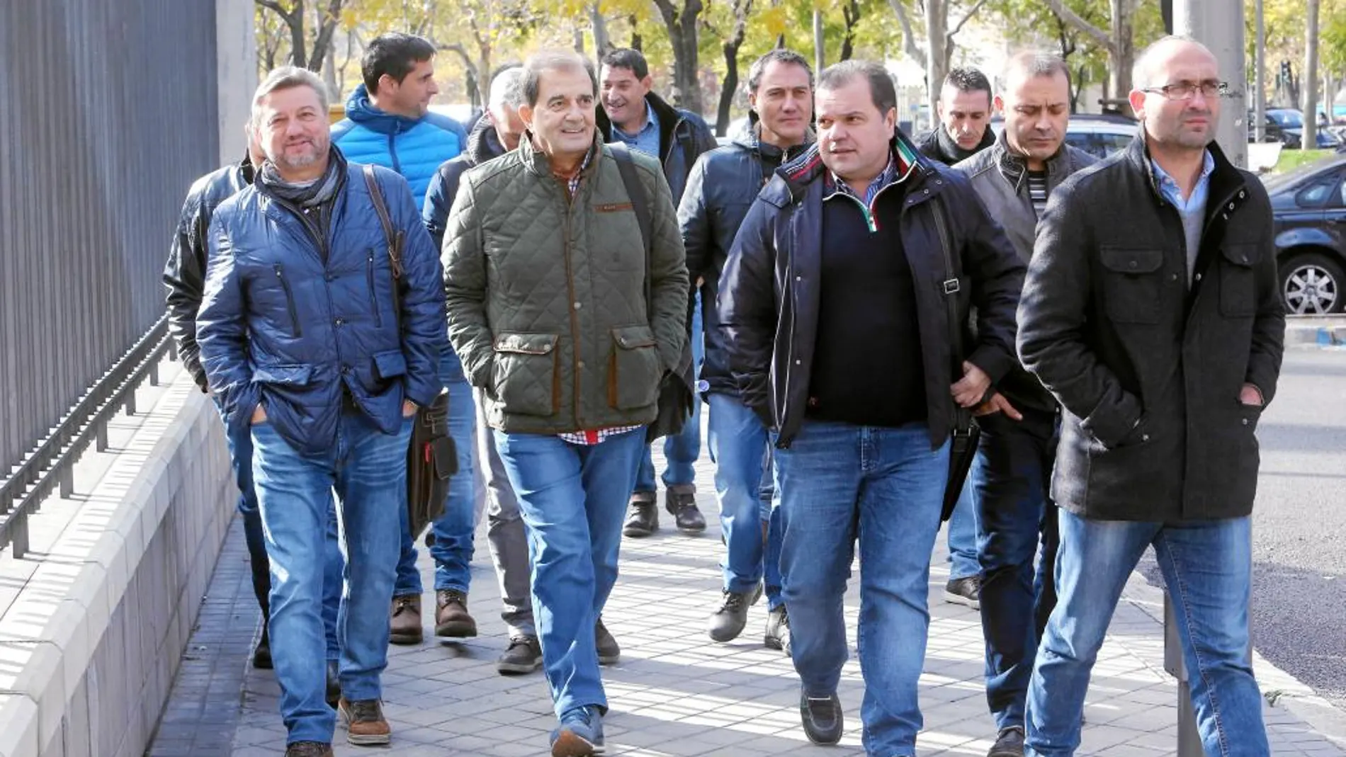 Representantes sindicales, el pasado noviembre, cuando entregaron en el Ministerio un escrito pidiendo soluciones