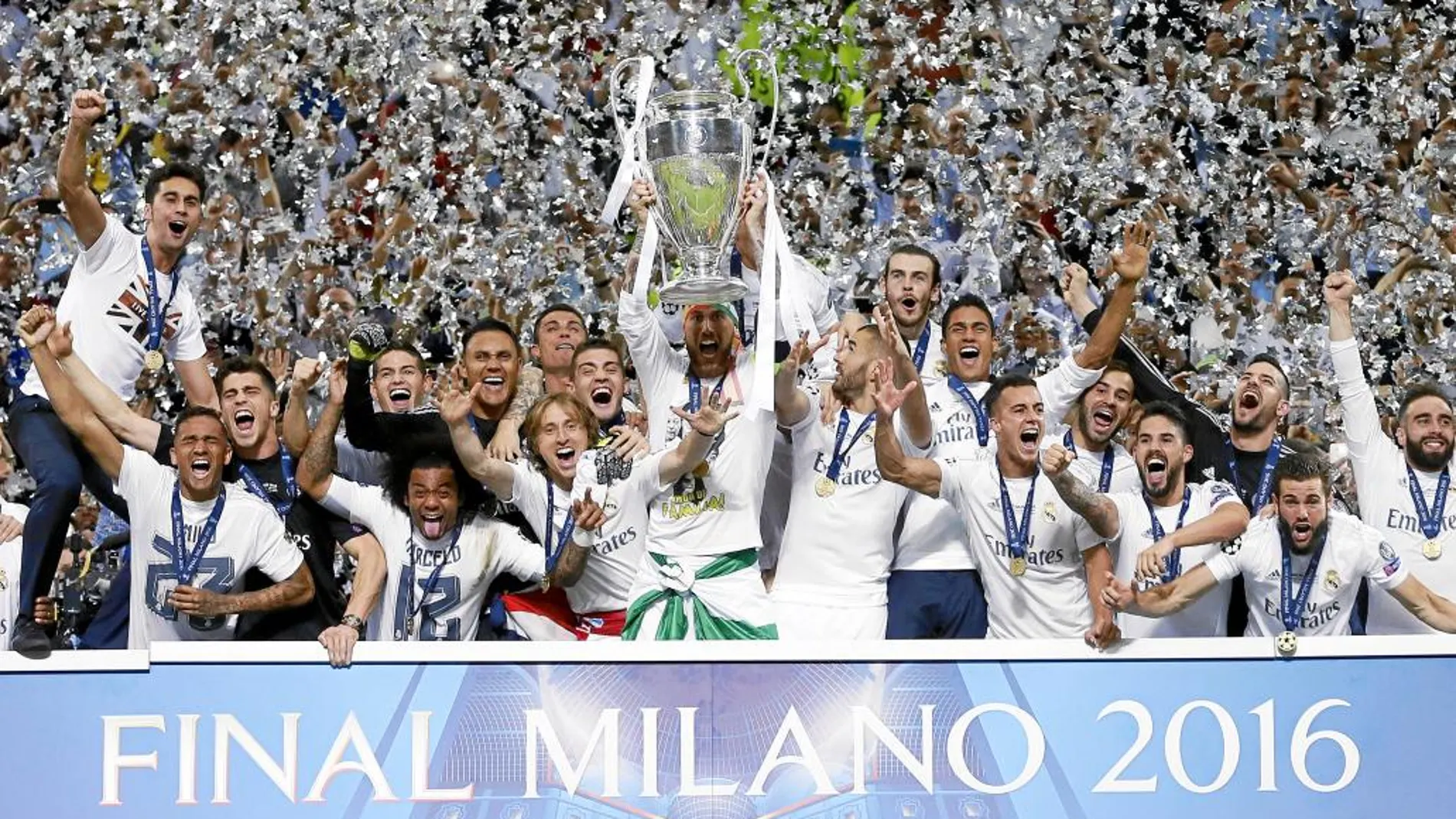 Los jugadores del Real Madrid celebran la Liga de Campeones del pasado año tras ganar en la tanda de penaltis al Atlético de Madrid en la final jugada en el estadio de San Siro