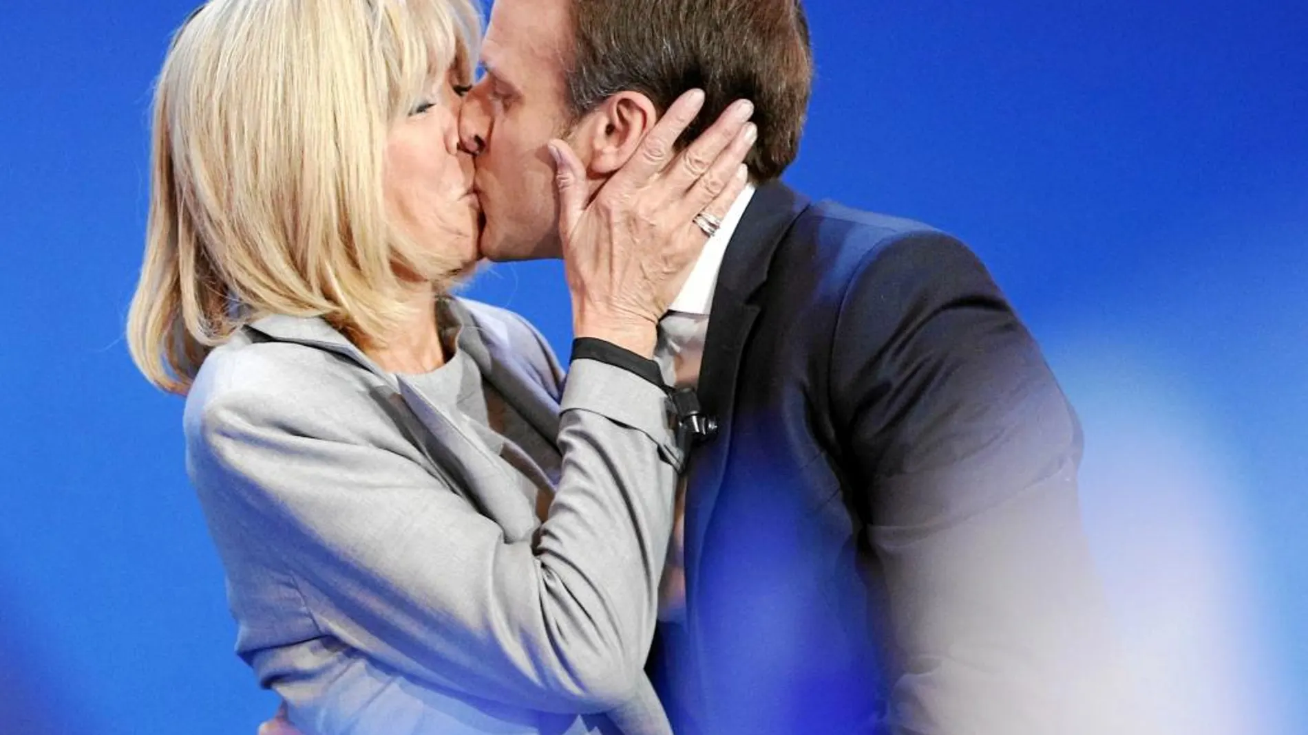 Emmanuel Macron besa a su espoa Brigitte Trogneaux tras proclamarse presidente de Francia