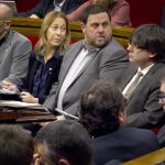 El presidente de la Generalitat, Carles Puigdemont, su vicepresidente, Oriol Junqueras (2d), la consellera de Presidencia, Neus Munté (2i)