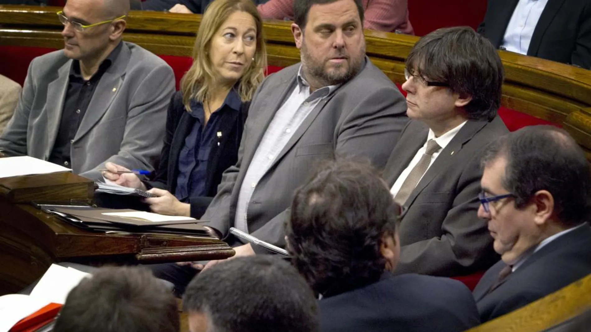 El presidente de la Generalitat, Carles Puigdemont, su vicepresidente, Oriol Junqueras (2d), la consellera de Presidencia, Neus Munté (2i)