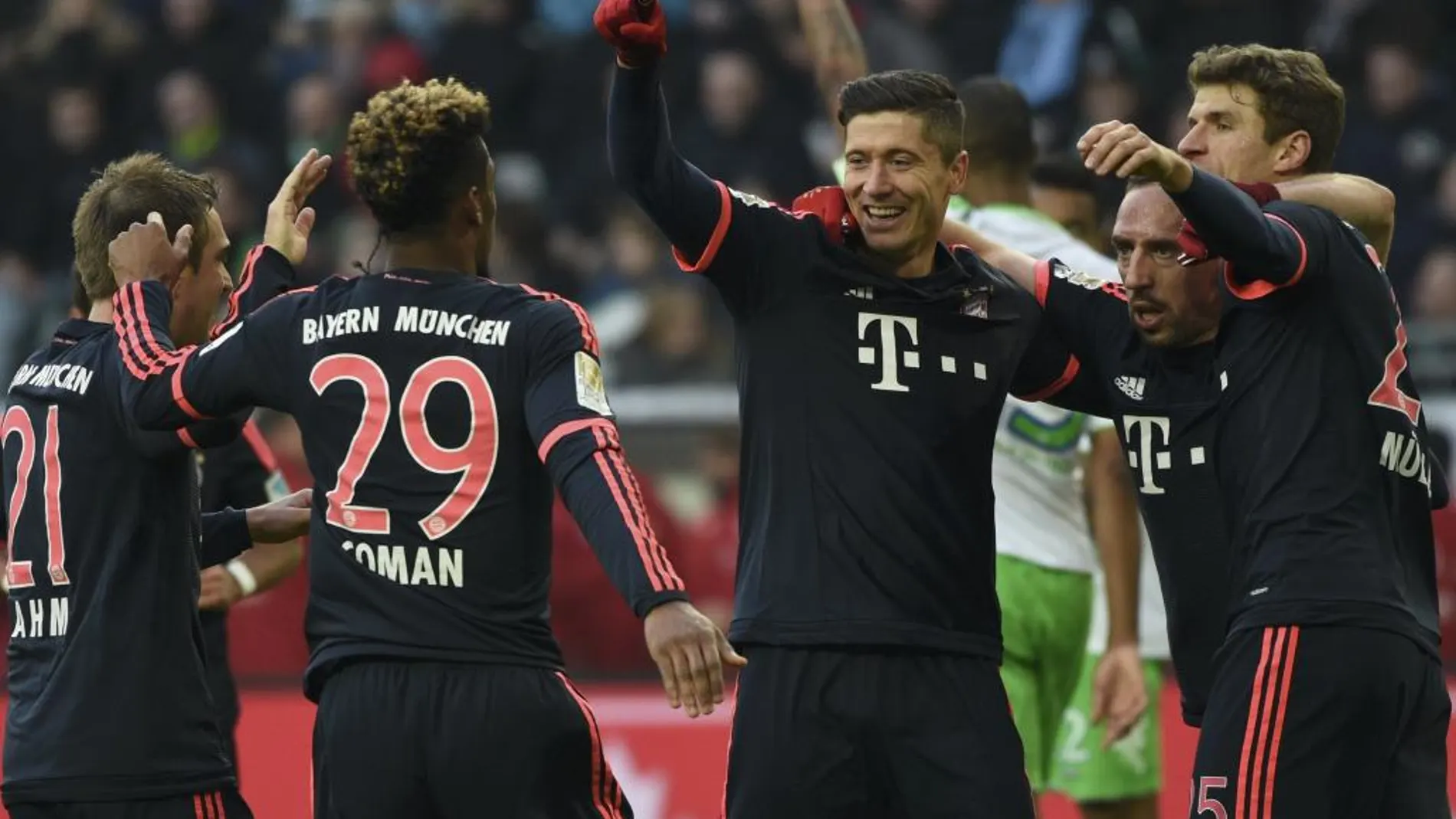 Los jugadores del Bayern celebran el gol de Lewandowski