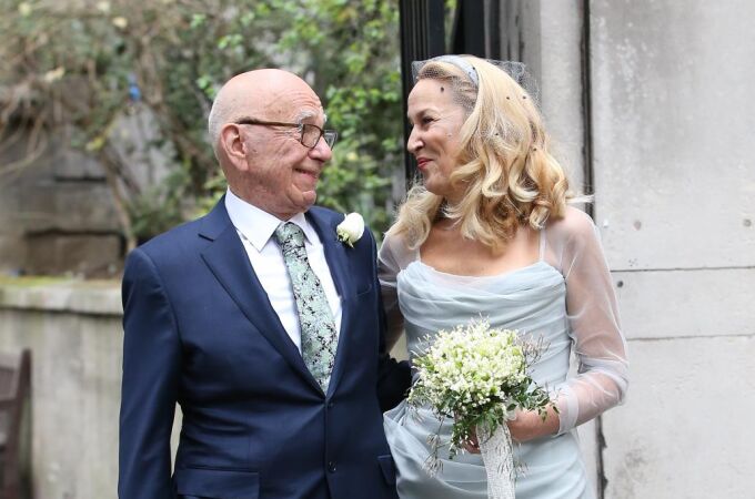 Rupert Murdoch Y Jerry Hall salen juntos de la iglesia de Londres donde hoy han contraido matrimonio.