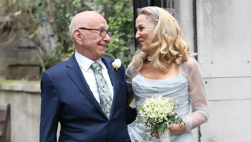 Rupert Murdoch Y Jerry Hall salen juntos de la iglesia de Londres donde hoy han contraido matrimonio.