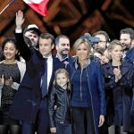 Sus hermanos y la familia heredada de su mujer –los tres hijos de Brigitte– arroparon a Macron en la victoria, pero hubo una protagonista especial, Emma, la nieta que se coló entre los abuelos