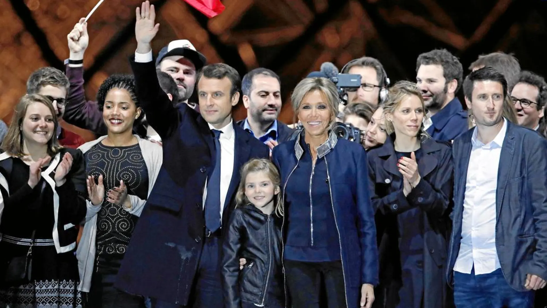 Sus hermanos y la familia heredada de su mujer –los tres hijos de Brigitte– arroparon a Macron en la victoria, pero hubo una protagonista especial, Emma, la nieta que se coló entre los abuelos