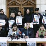 Los alcaldes durante la rueda de prensa que han ofrecido hoy frente al Ayuntamiento de Alsasua