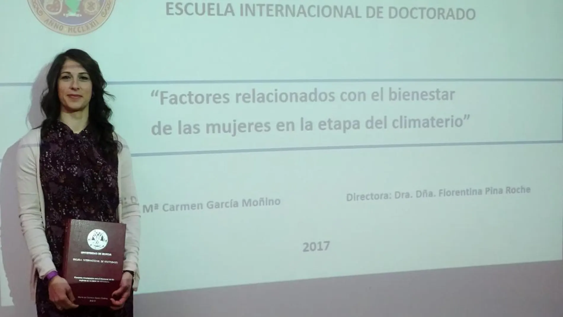 La doctora Carmen García Moñino, tras la lectura de sus tesis doctoral en la Universidad de Murcia