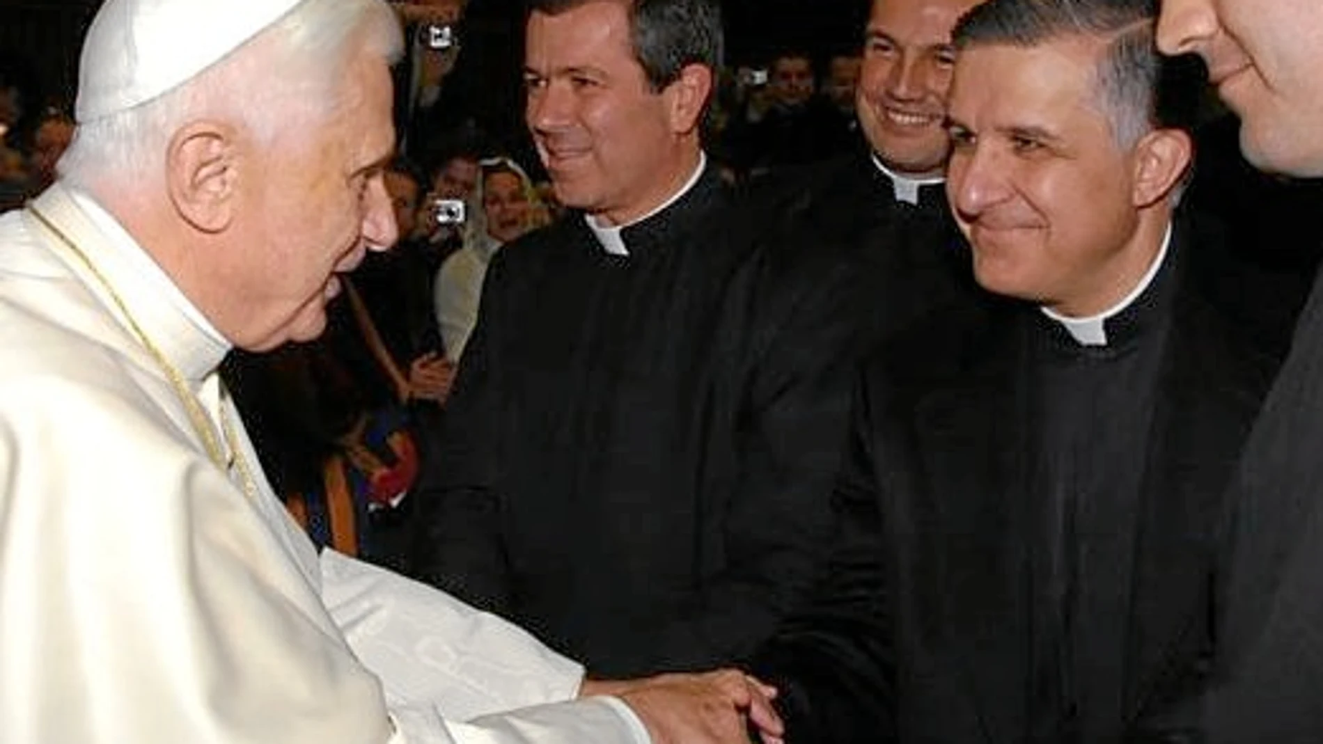 El padre Héctor Guerra estrecha la mano al Papa Benedicto XVI