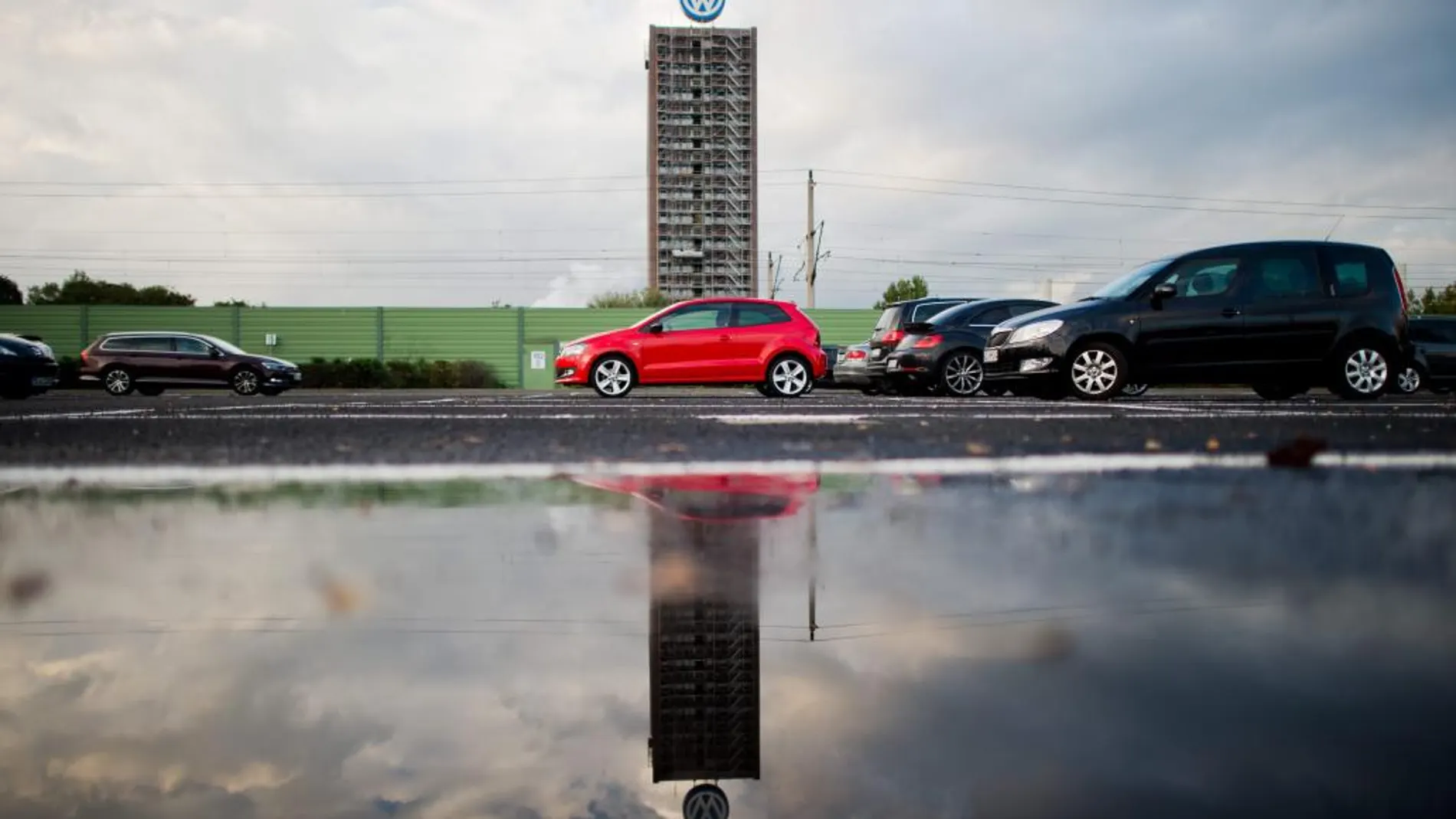Fotografía de algunos vehículos estacionados en la planta de Volkswagen en Wolfsburgo