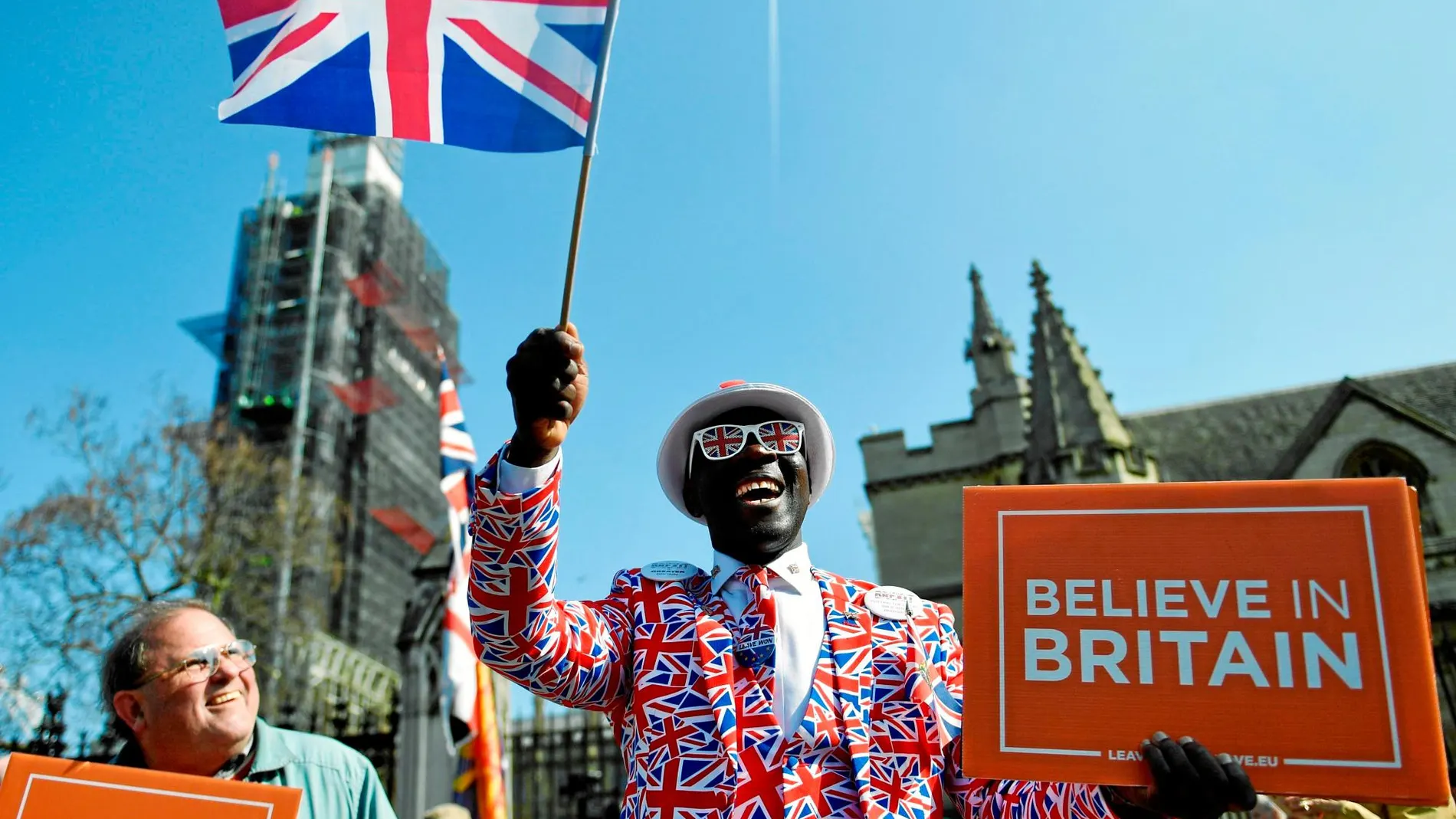 Un manifestante pro Brexit ondea la bandera de Reino Unido en el exterior del Parlamento de Londres
