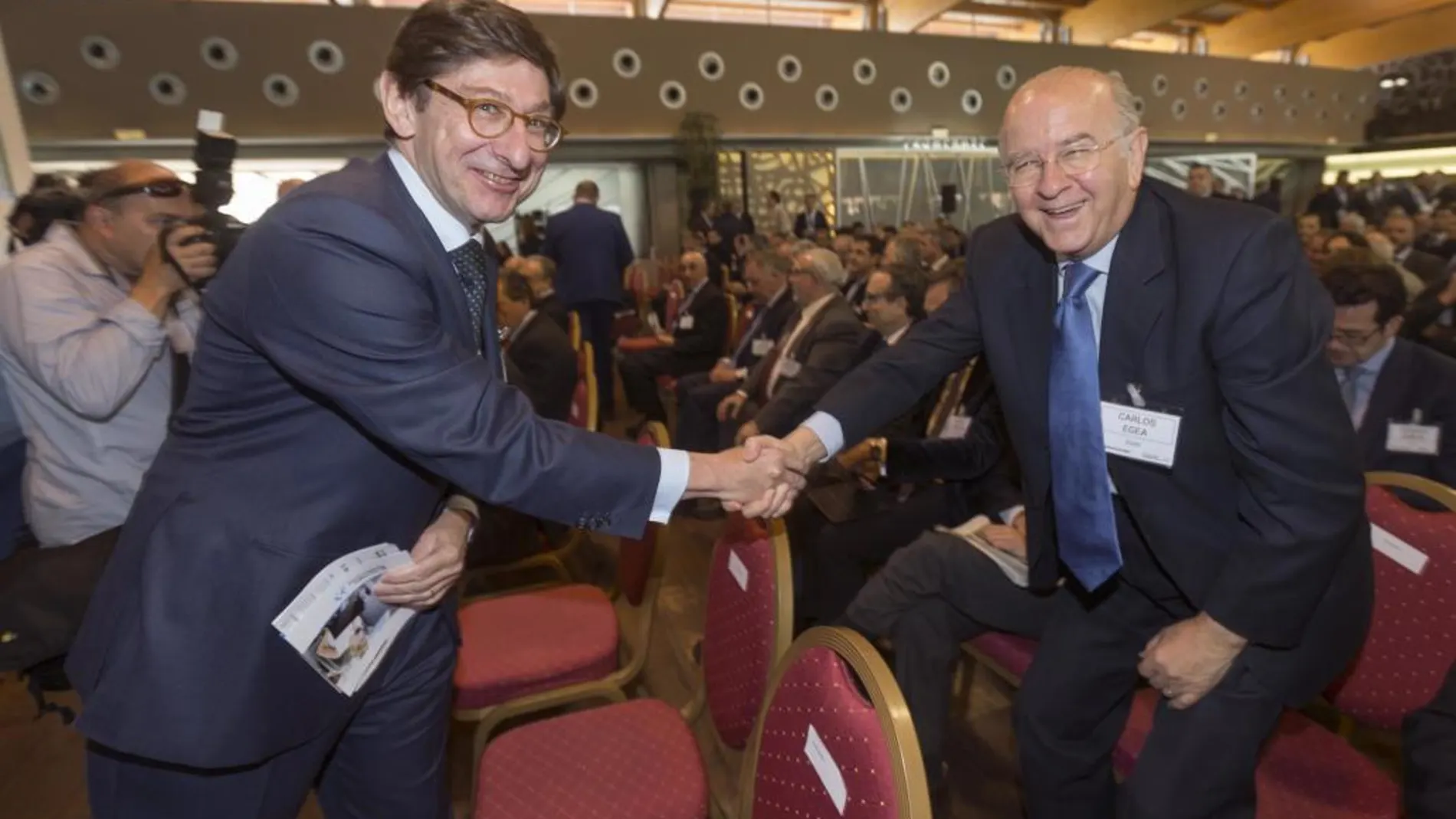 El presidente de Bankia Ignacio Goirigolzarri (i) saluda al presidente del Banco Mare Nostrum (BMN) Carlos Egea (d).