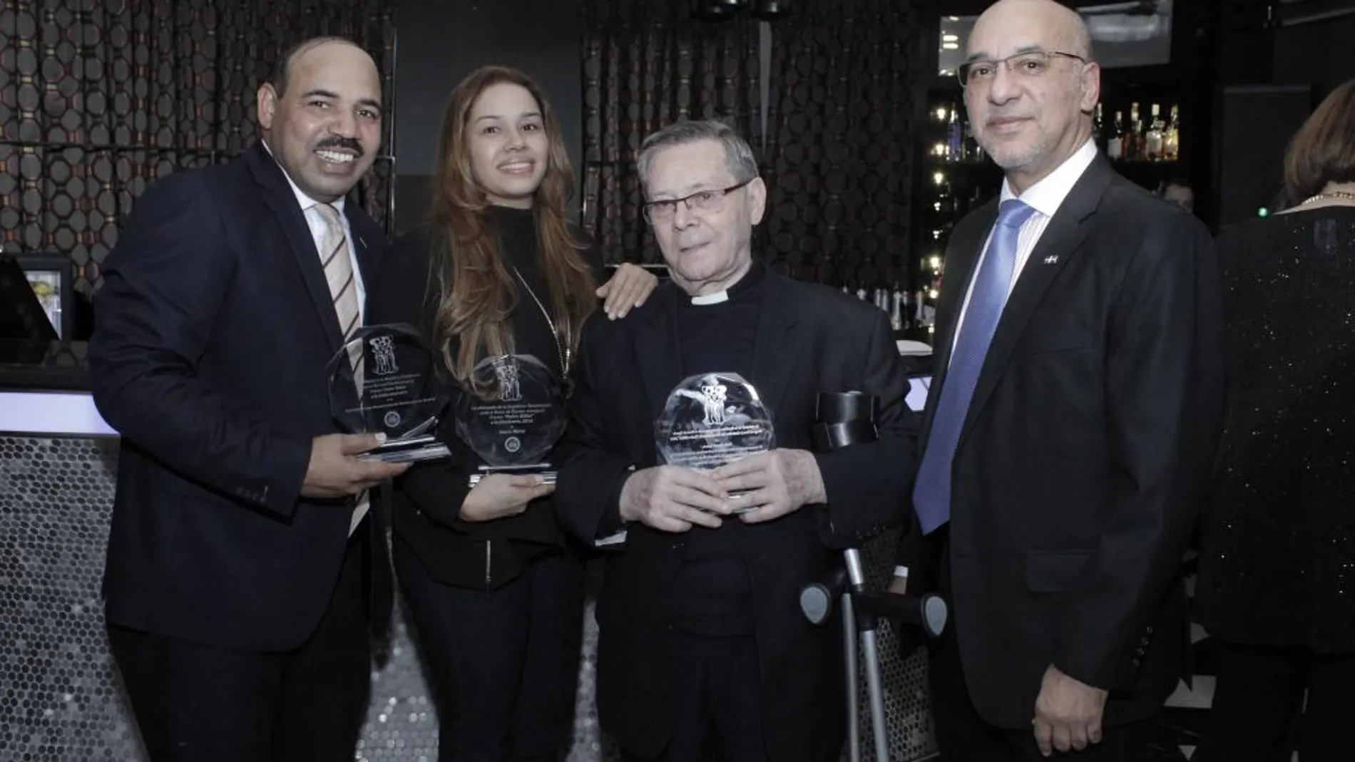 De dcha. a izda. El embajador Aníbal de Castro, el Padre Daniel Guerra, María Marte y Julio César Vargas, con sus respectivos Premios.