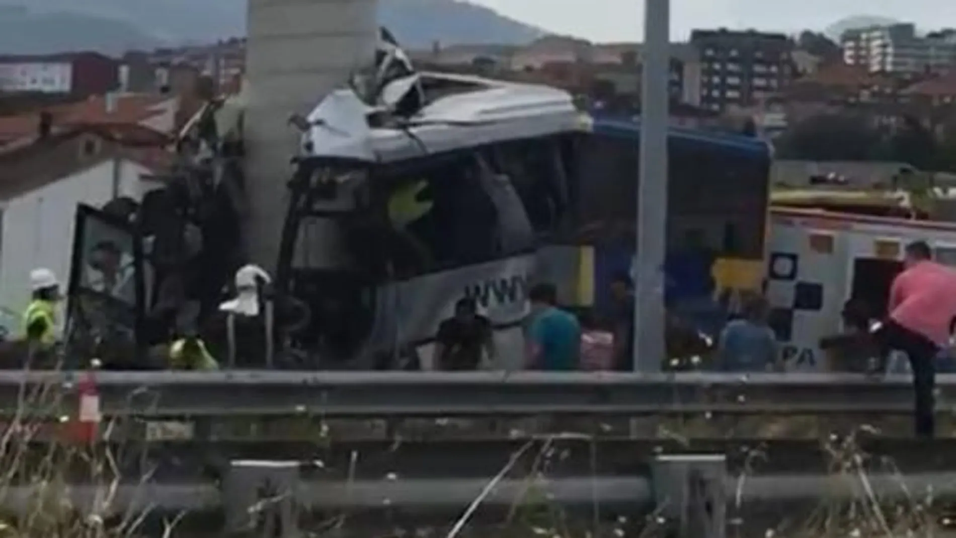 Imagen del autobús empotrado contra una columna. Foto: Twitter