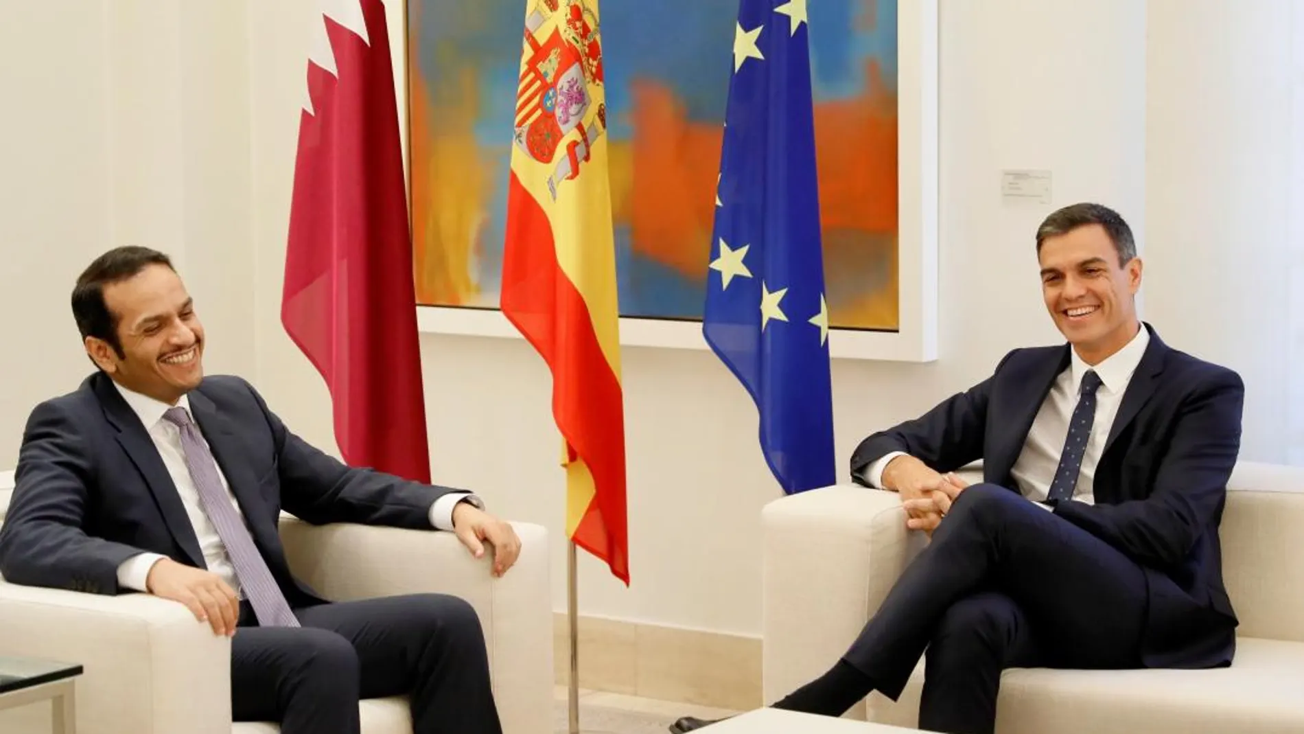 Pedro Sánchez, y el viceprimer ministro y ministro de Relaciones Exteriores de Catar, Sheikh Mohammed bin Abdulrahman Al-Thani. EFE/Fernando Alvarado
