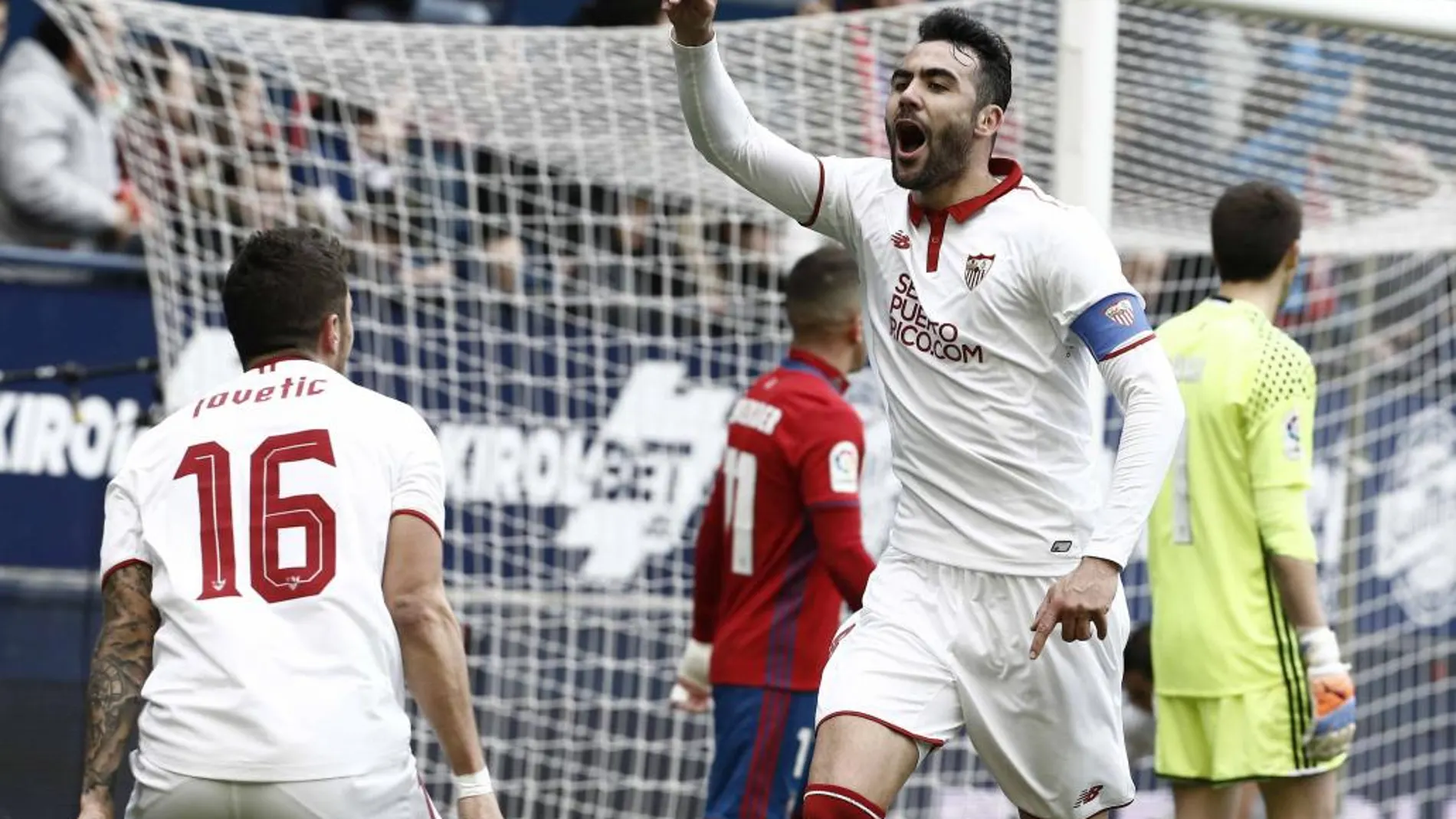 El centrocampista del Sevilla Vicente Iborra (c) celebra el gol marcado ante el Osasuna.