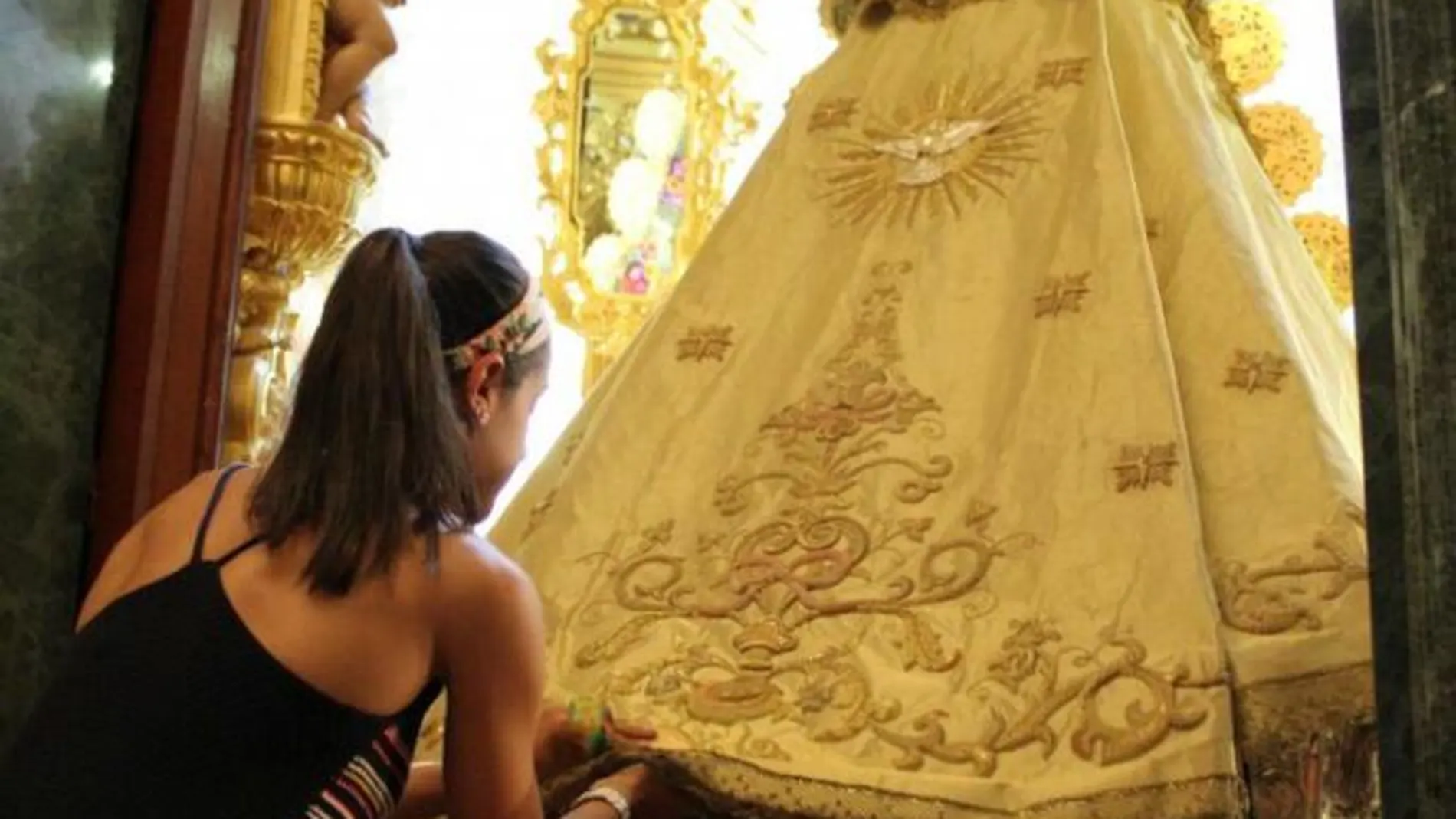 Carolina Marín ofrece su medalla de oro a la Virgen del Rocío