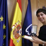 La tenista grancanaria Carla Suárez, muestra la medalla de bronce de la Real Orden al Mérito Deportivo