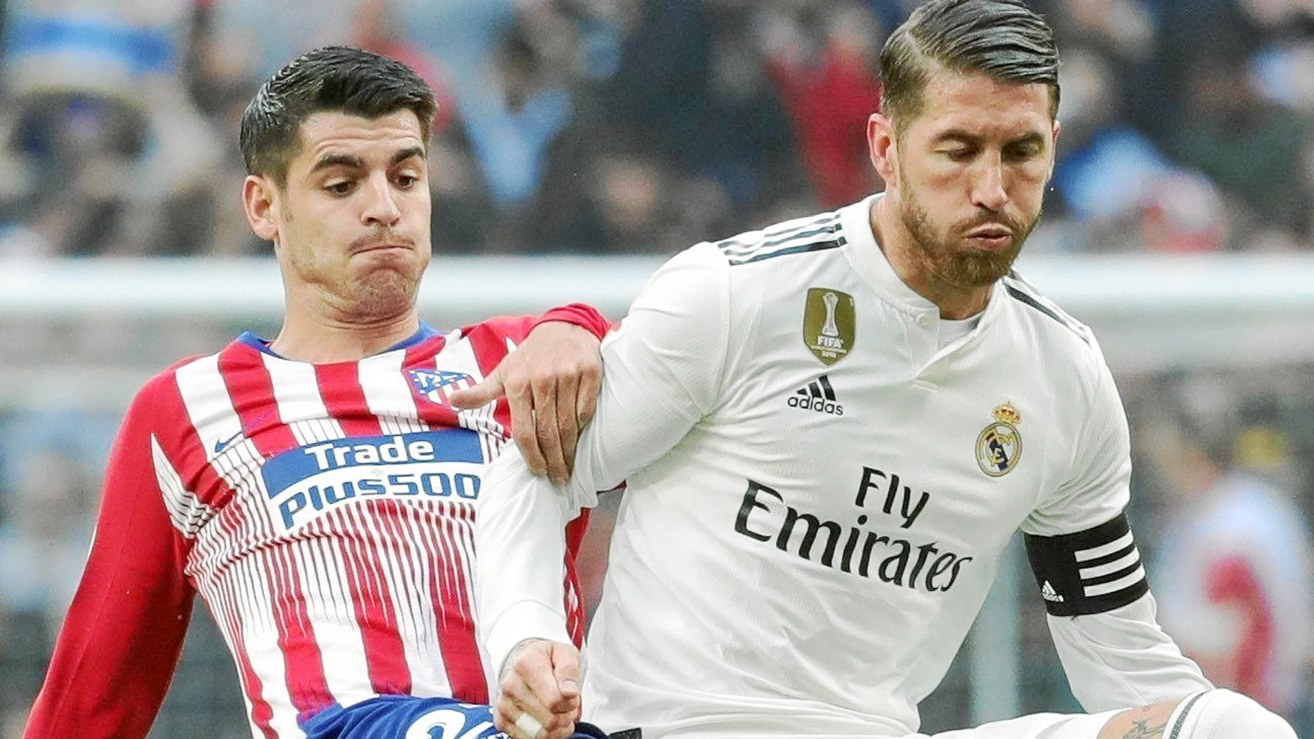 Morata disputa un balón con Sergio Ramos durante el encuentro disputado en el Wanda / Efe