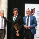 Gabino Diego recibe el galardón de manos del presidente de la Diputación, Jesús Julio Carnero, en presencia de Félix Hernández