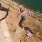 Soldados iraquíes arrojan al vacío a terroristas del Daesh y les rematan en el suelo