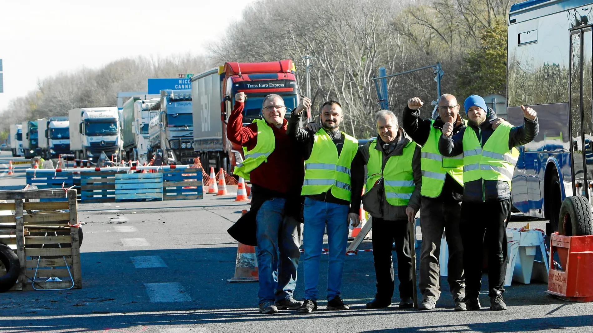 Un grupo de «chalecos amarillos» en la localidad de Aix-en-Provance levantan el bloqueo en la carretera tras conocer el anuncio del Gobierno de Édouard Philippe / Ap
