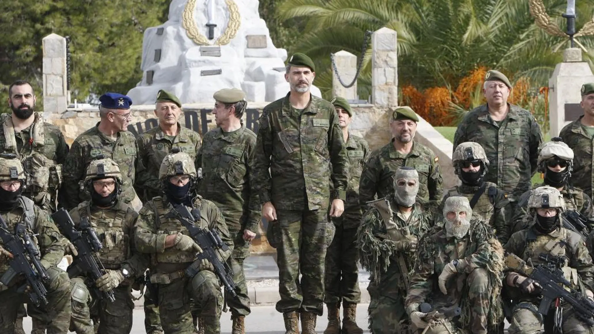 El Rey Felipe VI en la foto de familia con los participantes el ejercicio táctico que se ha desarrollado en el Mando de Operaciones Especiales de Rabasa