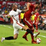 El centrocampista del Sevilla FC Aleix Vidal (i) lucha con Tomas Zahradnicek, del Sigma Olomuc, durante el partido de vuelta del play off de la Liga Europa