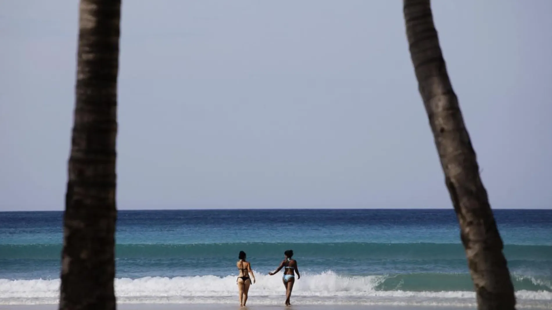 Dos turistas en una playa cubana